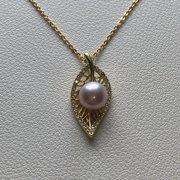 Jewelry - Gold and freshwater Pearl Pendant Necklace